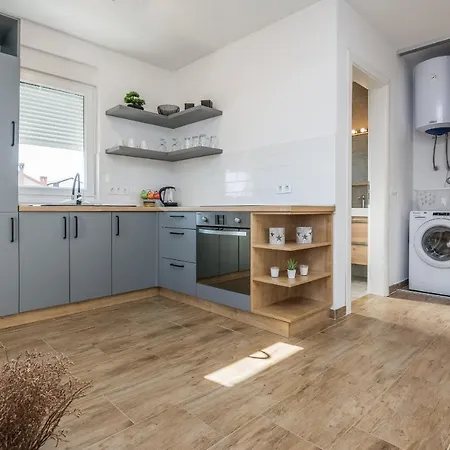 Pejakovic Apartment Vir